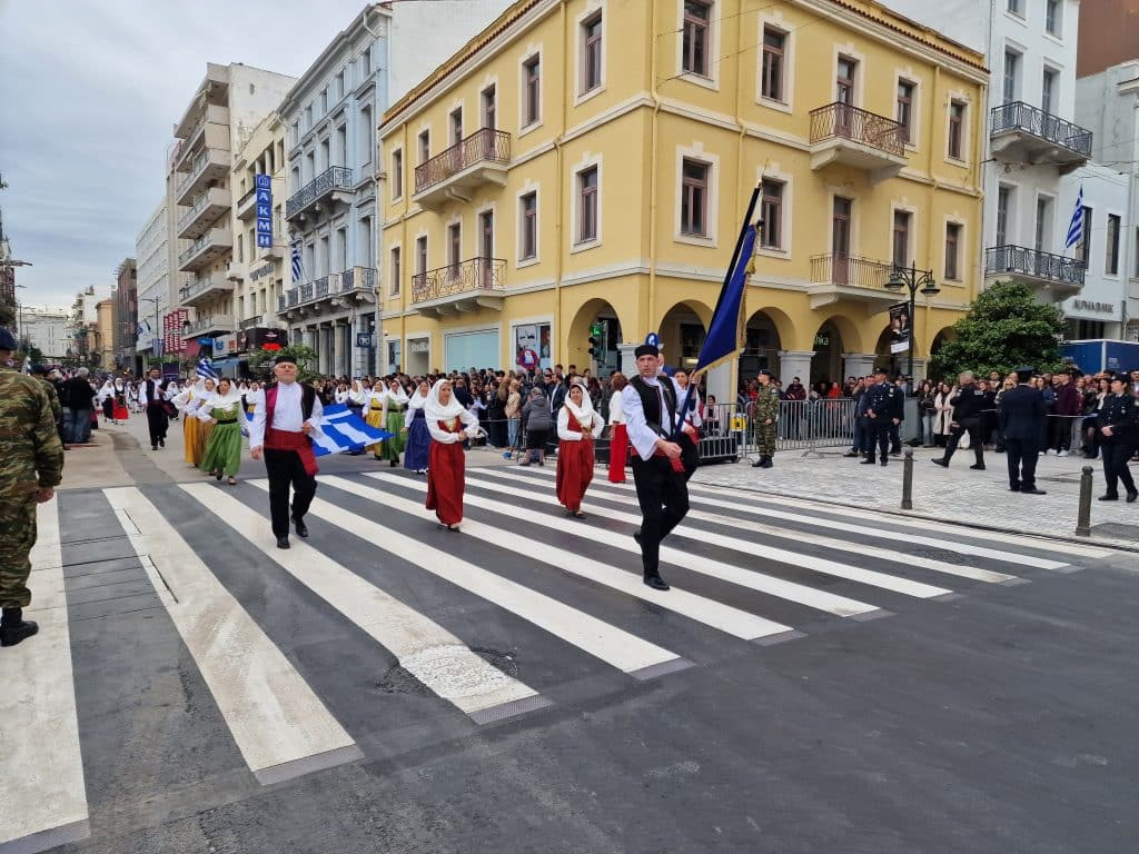 ΔΕΙΤΕ ΠΑΝΩ ΑΠΟ 250 ΦΩΤΟ ΚΑΙ ΒΙΝΤΕΟ: Η μεγάλη παρέλαση της Πάτρας για την Εθνική επέτειο