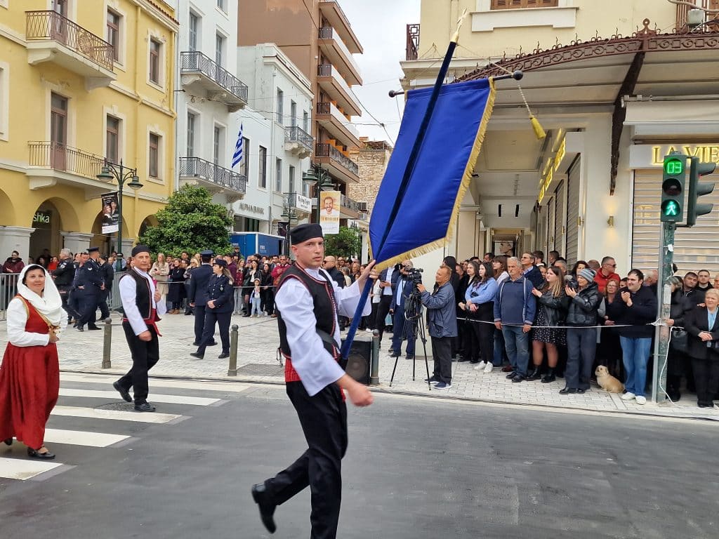 ΔΕΙΤΕ ΠΑΝΩ ΑΠΟ 250 ΦΩΤΟ ΚΑΙ ΒΙΝΤΕΟ: Η μεγάλη παρέλαση της Πάτρας για την Εθνική επέτειο