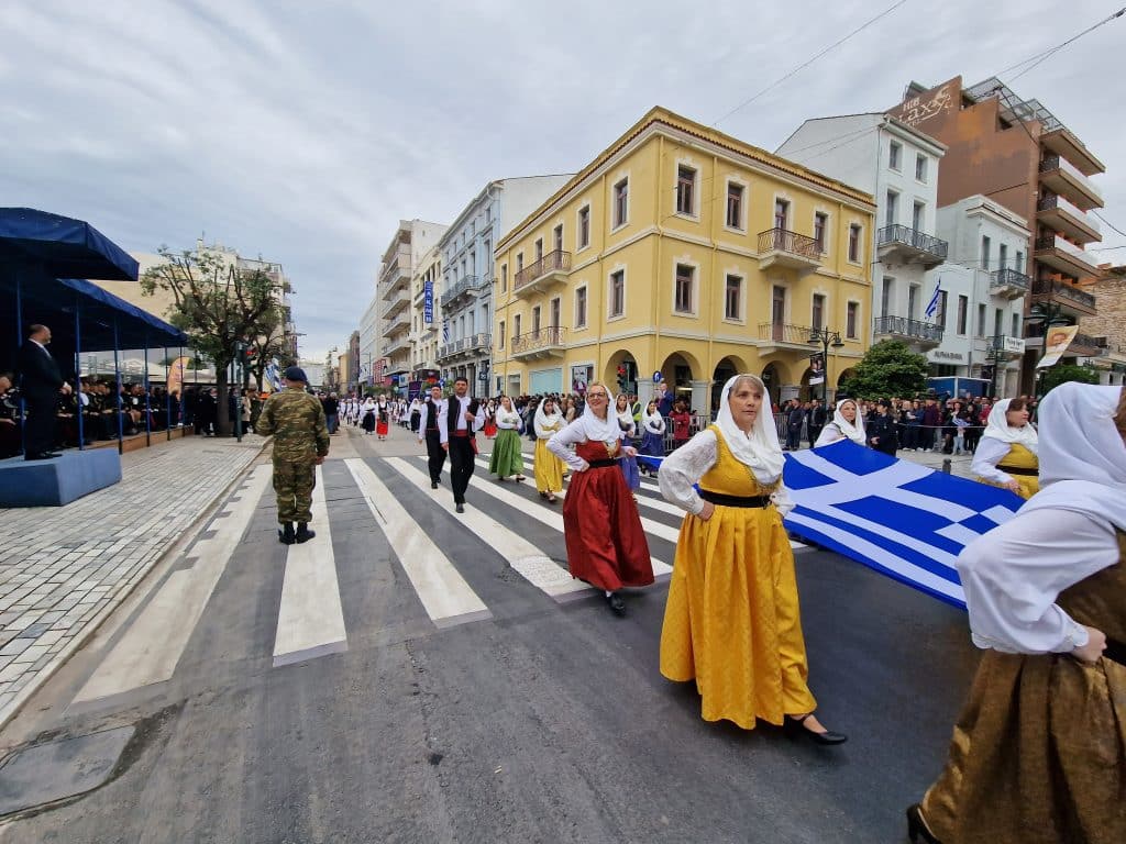 ΔΕΙΤΕ ΠΑΝΩ ΑΠΟ 250 ΦΩΤΟ ΚΑΙ ΒΙΝΤΕΟ: Η μεγάλη παρέλαση της Πάτρας για την Εθνική επέτειο