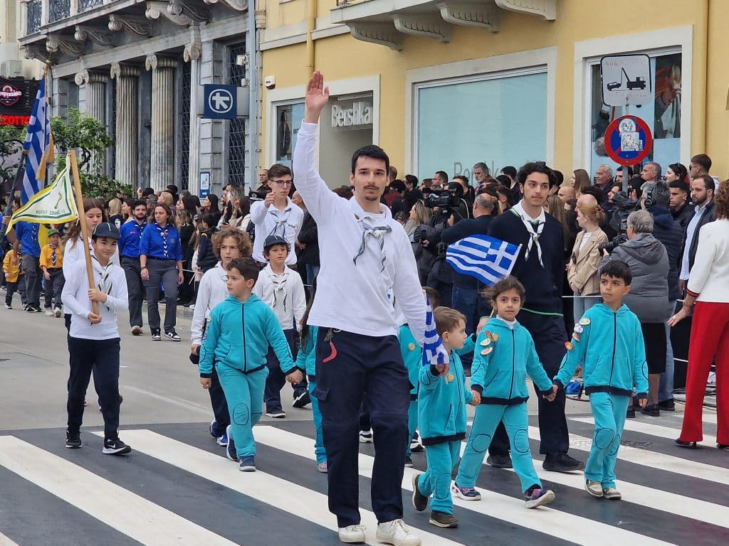 ΔΕΙΤΕ ΠΑΝΩ ΑΠΟ 250 ΦΩΤΟ ΚΑΙ ΒΙΝΤΕΟ: Η μεγάλη παρέλαση της Πάτρας για την Εθνική επέτειο