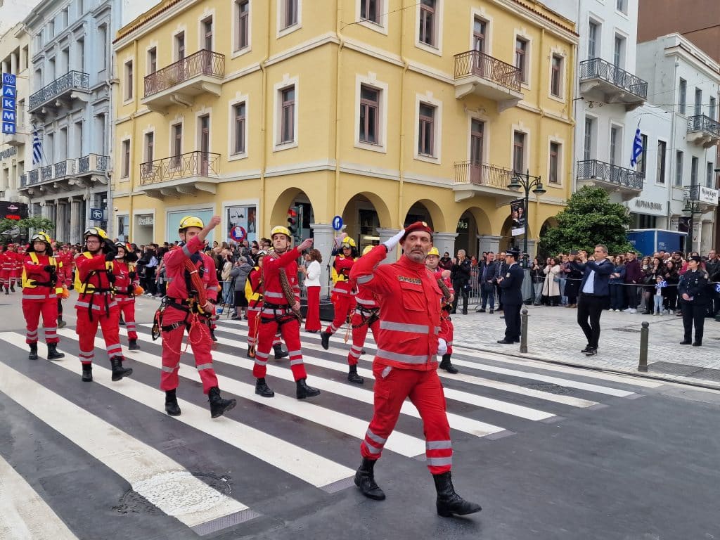 ΔΕΙΤΕ ΠΑΝΩ ΑΠΟ 250 ΦΩΤΟ ΚΑΙ ΒΙΝΤΕΟ: Η μεγάλη παρέλαση της Πάτρας για την Εθνική επέτειο