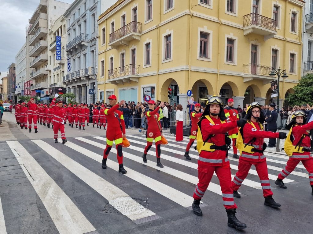 ΔΕΙΤΕ ΠΑΝΩ ΑΠΟ 250 ΦΩΤΟ ΚΑΙ ΒΙΝΤΕΟ: Η μεγάλη παρέλαση της Πάτρας για την Εθνική επέτειο