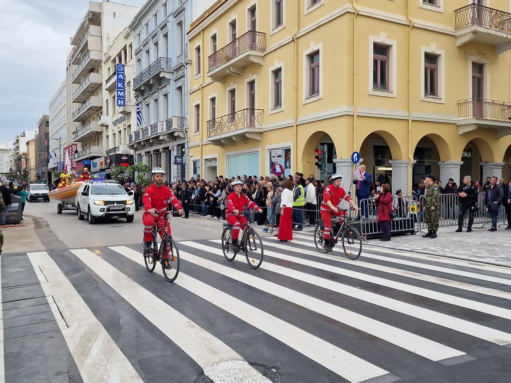 ΔΕΙΤΕ ΠΑΝΩ ΑΠΟ 250 ΦΩΤΟ ΚΑΙ ΒΙΝΤΕΟ: Η μεγάλη παρέλαση της Πάτρας για την Εθνική επέτειο