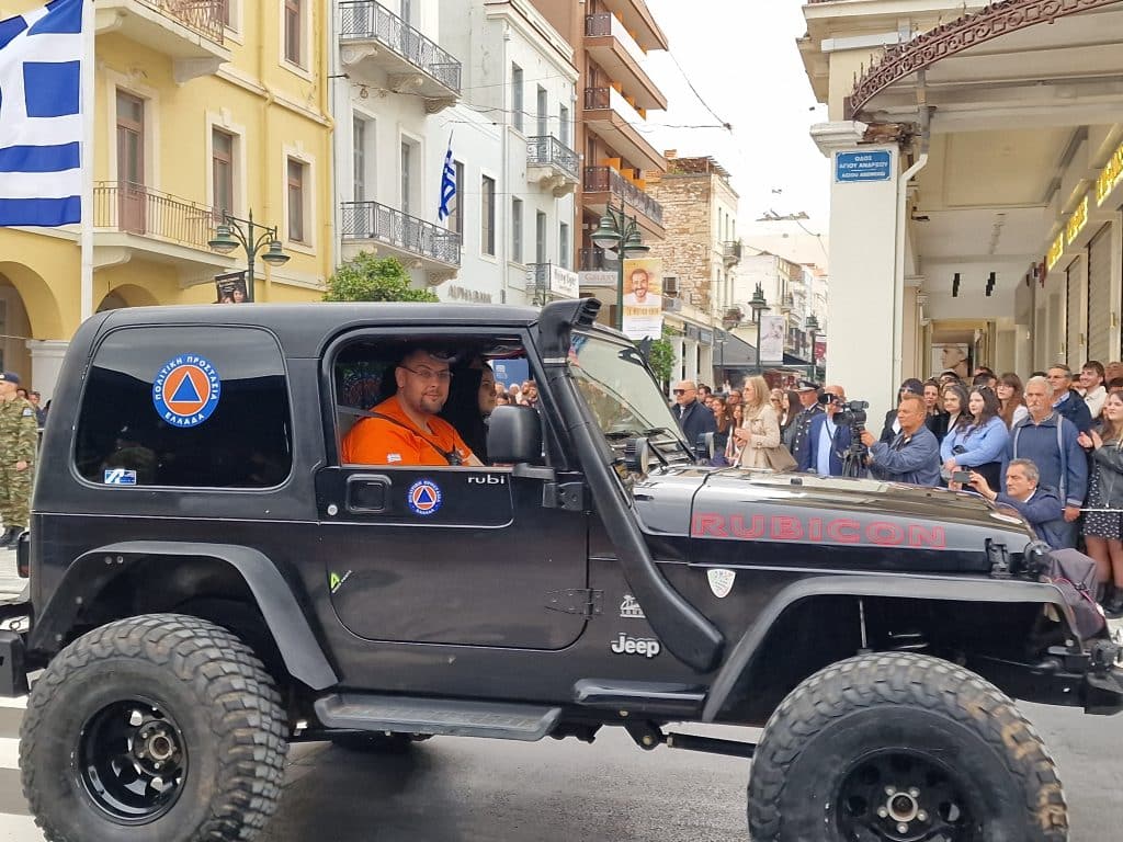 ΔΕΙΤΕ ΠΑΝΩ ΑΠΟ 250 ΦΩΤΟ ΚΑΙ ΒΙΝΤΕΟ: Η μεγάλη παρέλαση της Πάτρας για την Εθνική επέτειο