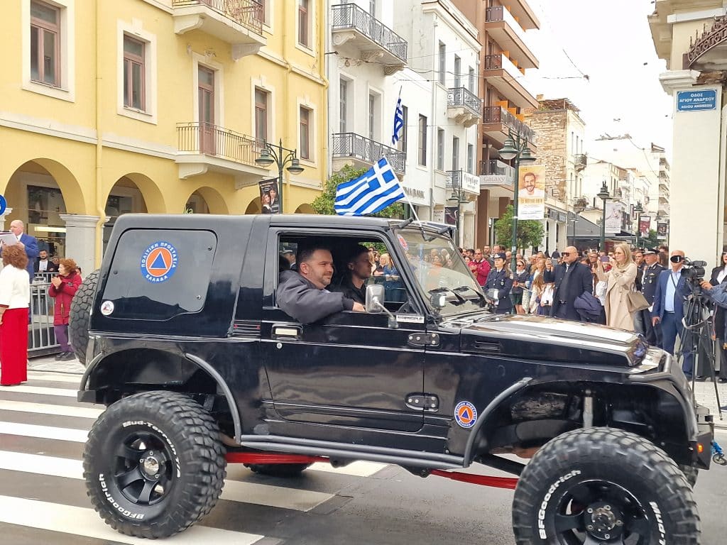 ΔΕΙΤΕ ΠΑΝΩ ΑΠΟ 250 ΦΩΤΟ ΚΑΙ ΒΙΝΤΕΟ: Η μεγάλη παρέλαση της Πάτρας για την Εθνική επέτειο