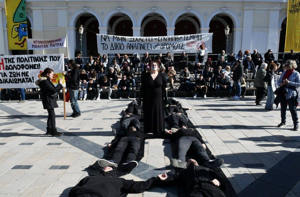 ΠΑΤΡΑ: Συγκλόνισε το δρώμενο για τα θύματα των Τεμπών! ΒΙΝΤΕΟ