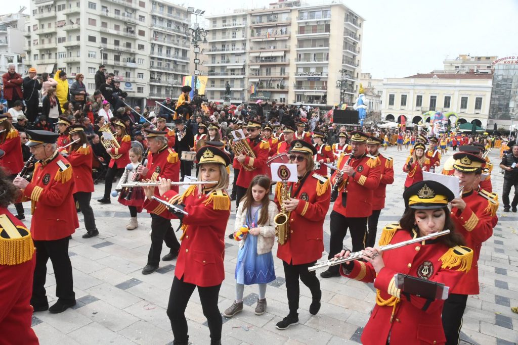 ΔΕΙΤΕ ΔΕΚΑΔΕΣ ΦΩΤΟ: Η μεγάλη παρέλαση του Πατρινού Καρναβαλιού (νο 1)