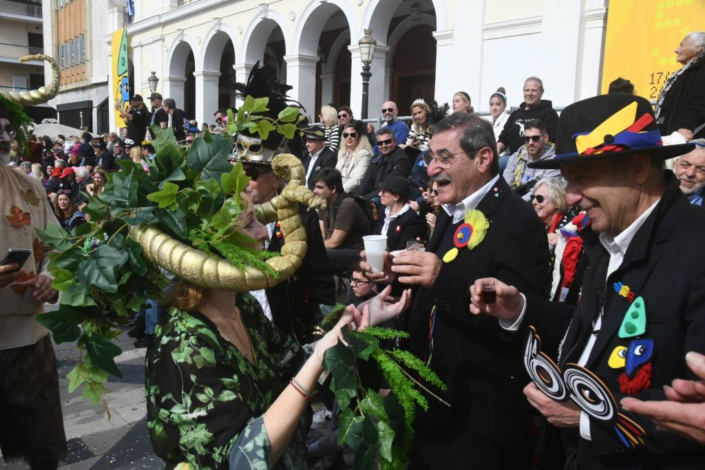 ΔΕΙΤΕ ΔΕΚΑΔΕΣ ΦΩΤΟ: Η μεγάλη παρέλαση του Πατρινού Καρναβαλιού (νο 1)