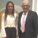 Το "θερμό" καλωσόρισμα του Νίκου Σταθακόπουλου στη νέα Υπουργό Κοινωνικής Συνοχής και Οικογένειας, Δόμνα Μιχαηλίδου