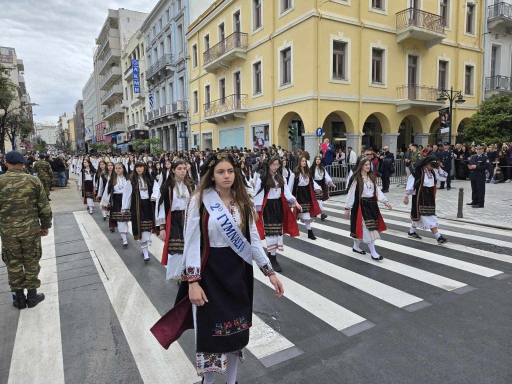 ΔΕΙΤΕ ΦΩΤΟ ΚΑΙ ΒΙΝΤΕΟ: Η παρέλαση του 2ου Γυμνασίου Πατρών