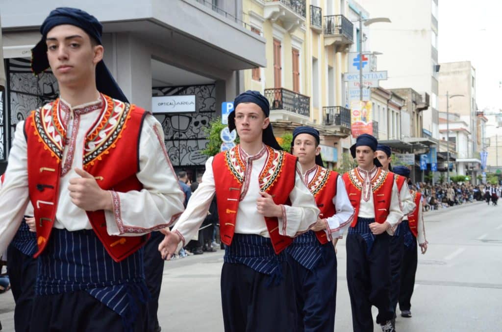 ΔΕΙΤΕ ΠΑΝΩ ΑΠΟ 250 ΦΩΤΟ ΚΑΙ ΒΙΝΤΕΟ: Η μεγάλη παρέλαση της Πάτρας για την Εθνική επέτειο