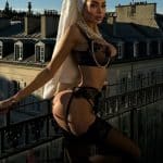 Η Alena Omovych με μαύρα εσώρουχα σε μπαλκόνι του Παρισιού