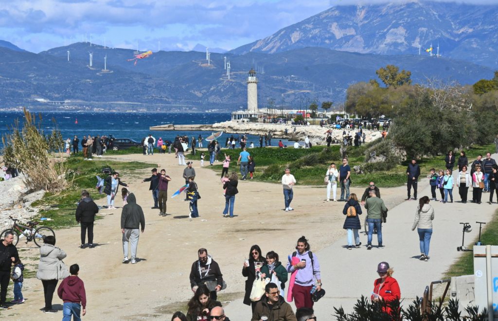 ΠΑΤΡΑ: Το αδιαχώρητο για Κούλουμα σε Πλαζ, Νότιο Πάρκο, Κόκκινο Μύλο - ΦΩΤΟ