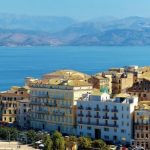 Airbnb: Οι 10 πιο δημοφιλείς προορισμοί στον κόσμο έχουν και ένα ελληνικό νησί στο Ιόνιο (λίστα)