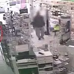 Ληστεία στο Μοσχάτο: Καρέ καρέ η στιγμή που ο δράστης εισβάλλει σε φαρμακείο – Απείλησε πελάτη