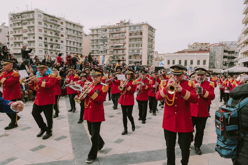 ΔΕΙΤΕ ΔΕΚΑΔΕΣ ΦΩΤΟ: Η μεγάλη παρέλαση του Πατρινού Καρναβαλιού (νο 1)