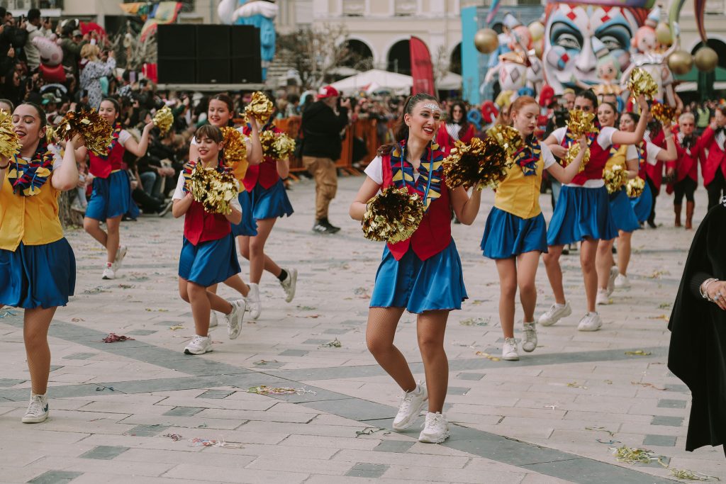 ΔΕΙΤΕ ΔΕΚΑΔΕΣ ΦΩΤΟ: Η μεγάλη παρέλαση του Πατρινού Καρναβαλιού (νο 1)