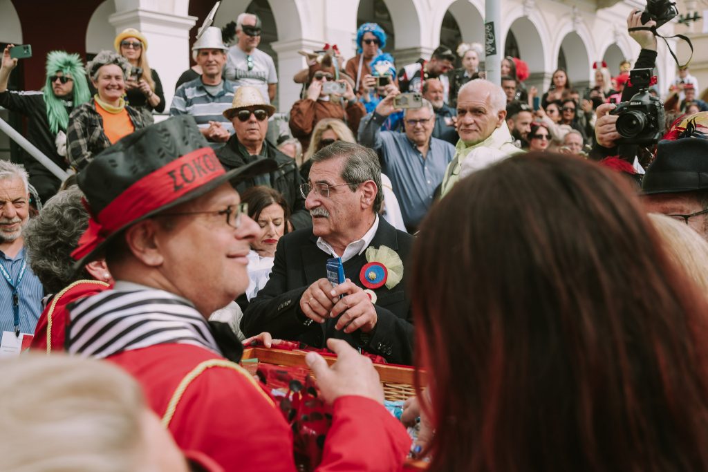 ΔΕΙΤΕ ΔΕΚΑΔΕΣ ΦΩΤΟ: Η μεγάλη παρέλαση του Πατρινού Καρναβαλιού (νο 1)