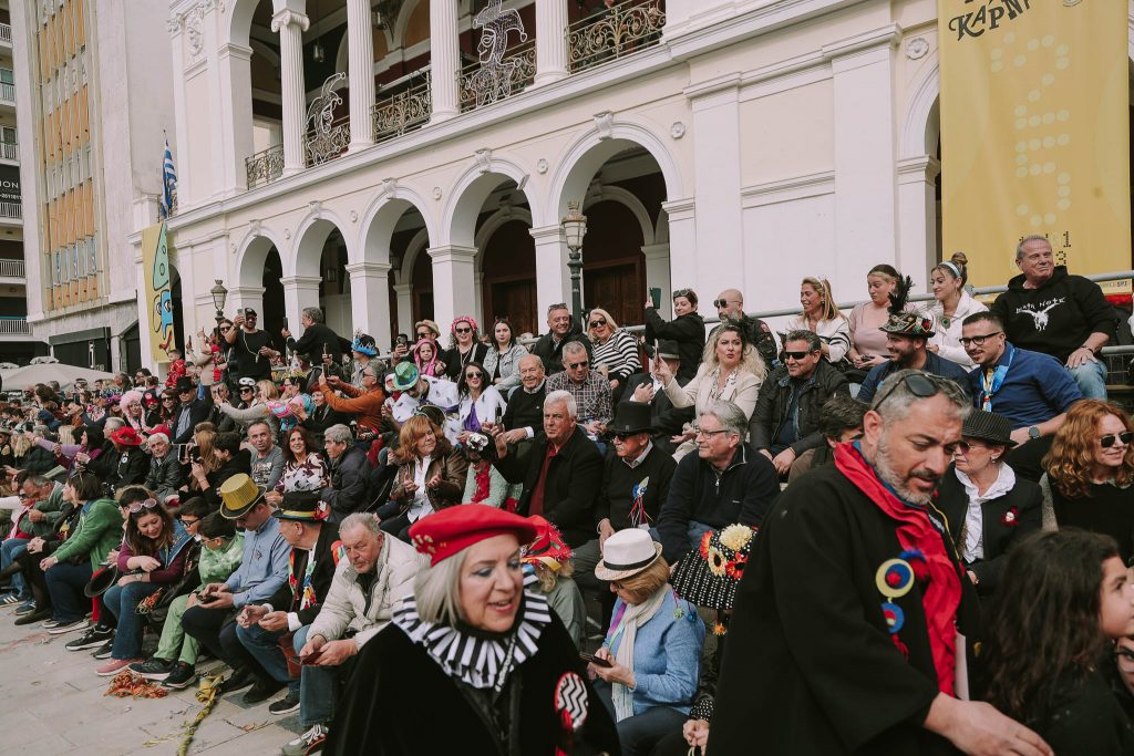 ΔΕΙΤΕ ΔΕΚΑΔΕΣ ΦΩΤΟ: Η μεγάλη παρέλαση του Πατρινού Καρναβαλιού (νο 1)