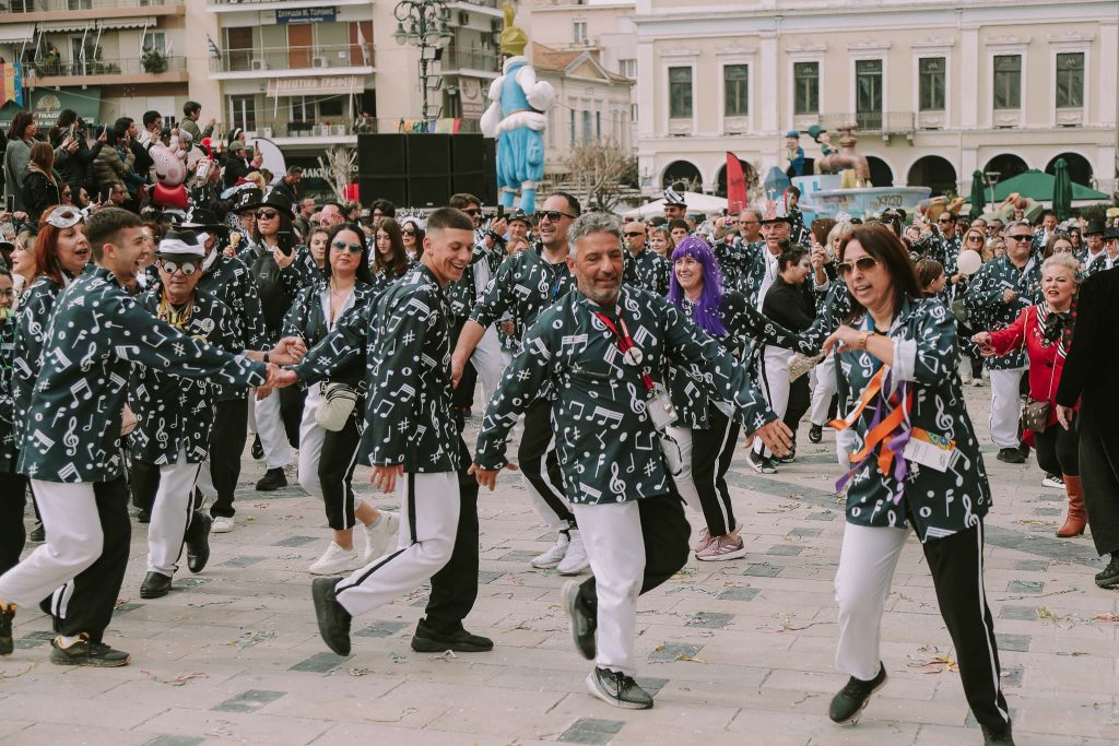 ΔΕΙΤΕ ΔΕΚΑΔΕΣ ΦΩΤΟ: Η μεγάλη παρέλαση του Πατρινού Καρναβαλιού (νο 1)