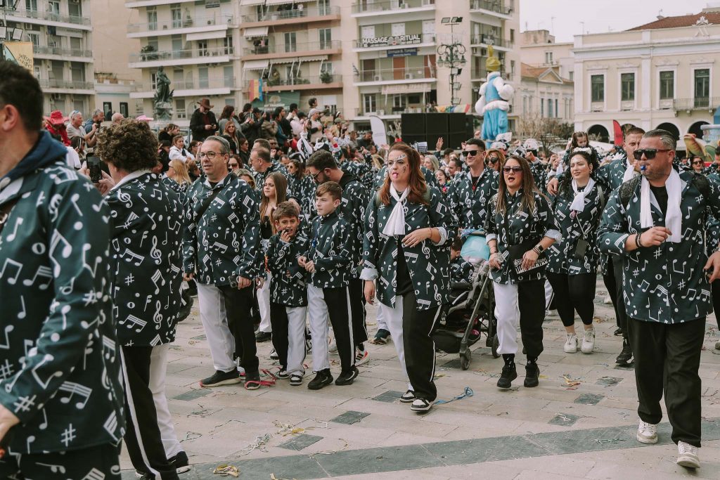 ΔΕΙΤΕ ΔΕΚΑΔΕΣ ΦΩΤΟ: Η μεγάλη παρέλαση του Πατρινού Καρναβαλιού (νο 1)