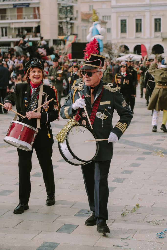 ΔΕΙΤΕ ΔΕΚΑΔΕΣ ΦΩΤΟ: Η μεγάλη παρέλαση του Πατρινού Καρναβαλιού (νο 1)