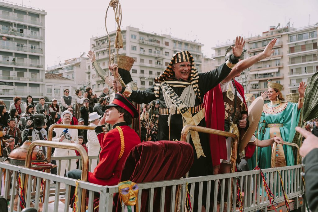 ΔΕΙΤΕ ΔΕΚΑΔΕΣ ΦΩΤΟ: Η μεγάλη παρέλαση του Πατρινού Καρναβαλιού (νο 1)