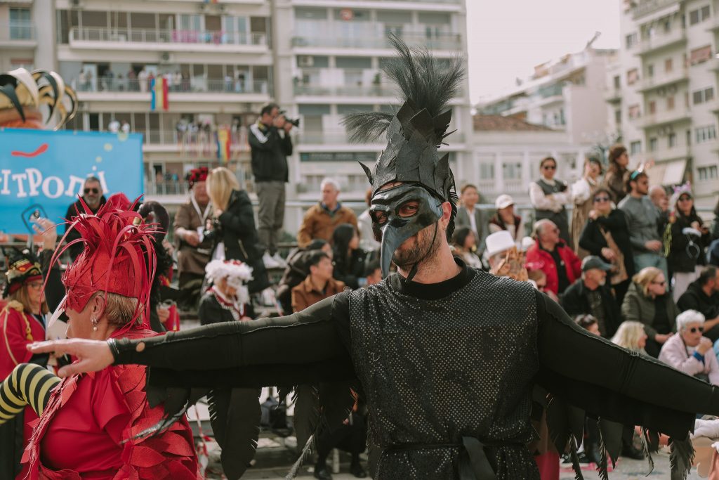 ΔΕΙΤΕ ΔΕΚΑΔΕΣ ΦΩΤΟ: Η μεγάλη παρέλαση του Πατρινού Καρναβαλιού (νο 1)