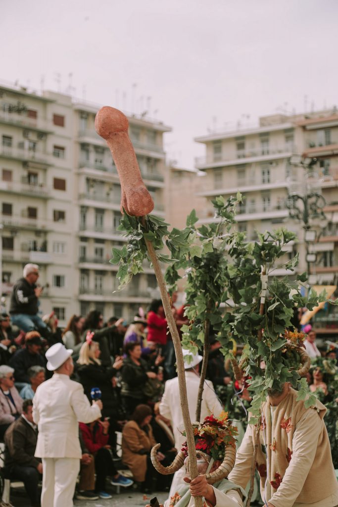 ΔΕΙΤΕ ΔΕΚΑΔΕΣ ΦΩΤΟ: Η μεγάλη παρέλαση του Πατρινού Καρναβαλιού (νο 1)