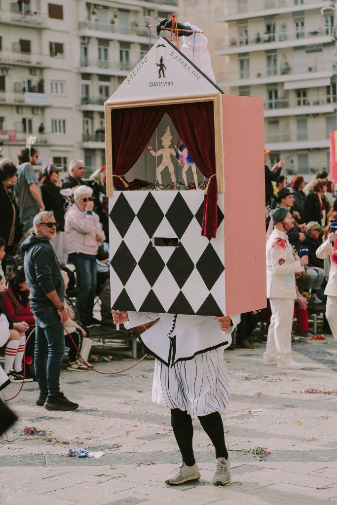 ΔΕΙΤΕ ΔΕΚΑΔΕΣ ΦΩΤΟ: Η μεγάλη παρέλαση του Πατρινού Καρναβαλιού (νο 1)