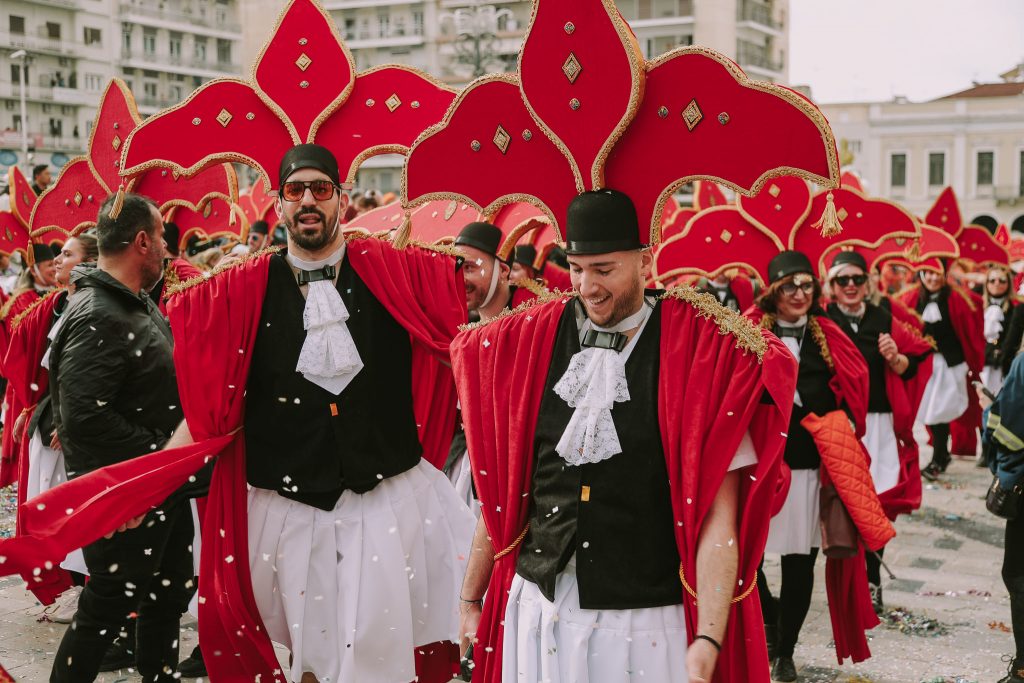 ΔΕΙΤΕ ΔΕΚΑΔΕΣ ΦΩΤΟ: Η μεγάλη παρέλαση του Πατρινού Καρναβαλιού (νο 1)