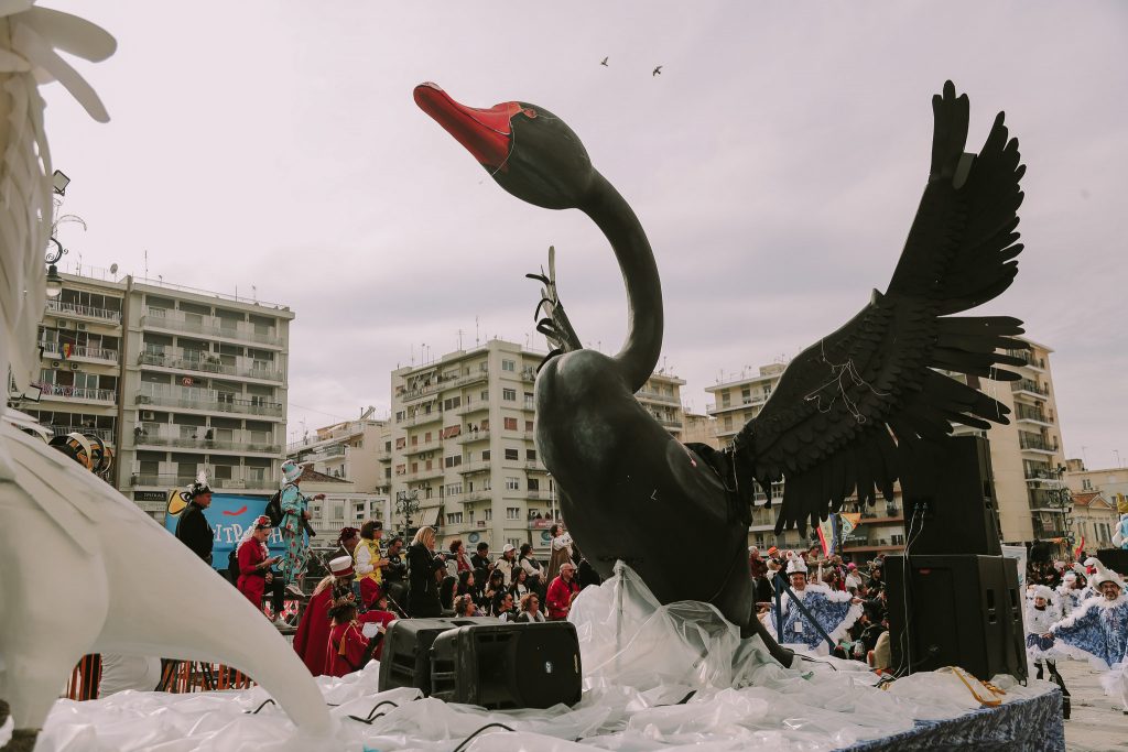 ΔΕΙΤΕ ΔΕΚΑΔΕΣ ΦΩΤΟ: Η μεγάλη παρέλαση του Πατρινού Καρναβαλιού (νο 1)