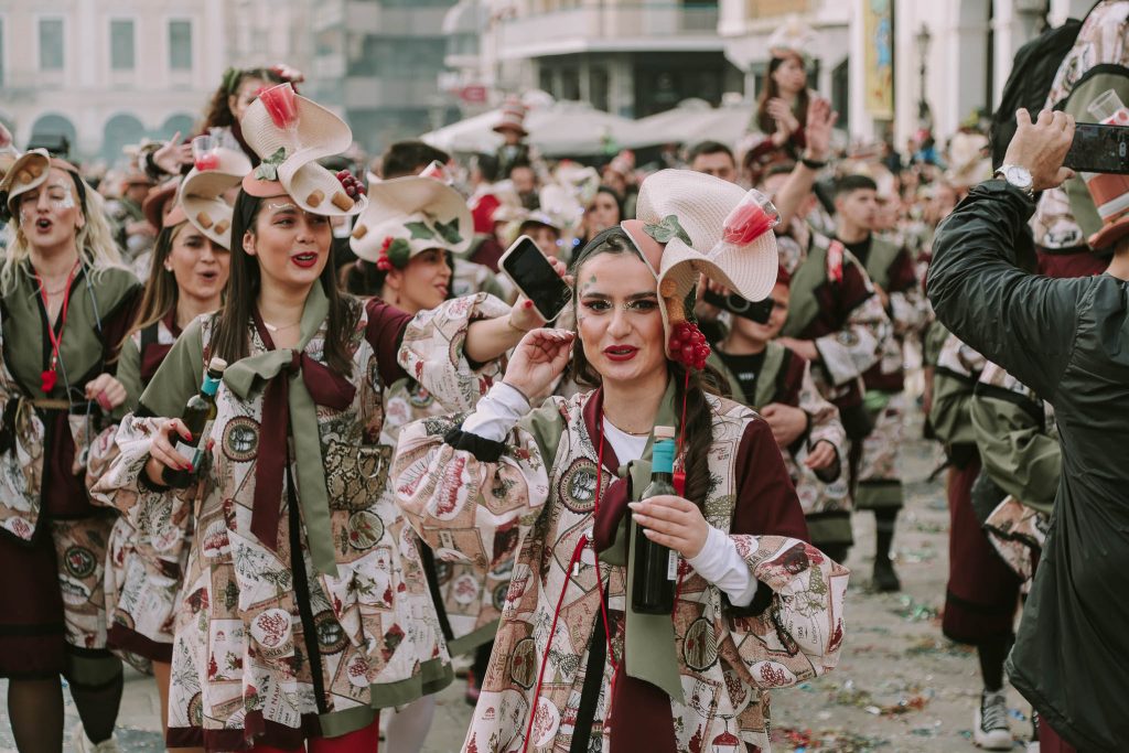 ΔΕΙΤΕ ΔΕΚΑΔΕΣ ΦΩΤΟ: Η μεγάλη παρέλαση του Πατρινού Καρναβαλιού (νο 1)