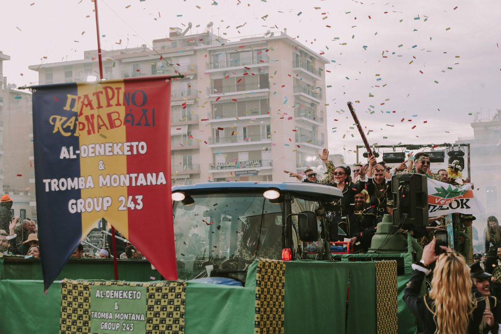 ΔΕΙΤΕ ΔΕΚΑΔΕΣ ΦΩΤΟ: Η μεγάλη παρέλαση του Πατρινού Καρναβαλιού (νο 1)