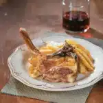 Χοιρινές μπριζόλες γεμιστές με Μετσοβόνε