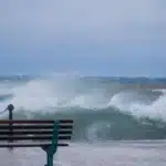 Ηράκλειο: Ξηλώθηκε πινακίδα από τους νοτιάδες και χτύπησε γυναίκα – Θα υποβληθεί σε χειρουργική επέμβαση