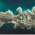 Συνελήφθη μέλος της εφοπλιστικής οικογένειας Παπαδημητρίου - Η υπόθεση με την αρχαιοκαπηλία στη βίλα στη Σχοινούσα