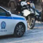 51χρονος εισέβαλε στο ΑΤ Κορωπίου, τραυμάτισε με κατσαβίδι τρεις αστυνομικούς και συνελήφθη