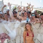 Η αμφιλεγόμενη σταρ του OnlyFans που… κλείνει σπίτια