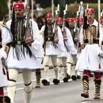 25η Μαρτίου: Η εντυπωσιακή παρέλαση της Προεδρικής Φρουράς στο Σύνταγμα - Δείτε βίντεο