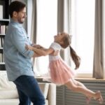 Η επιστήμη εξηγεί γιατί οι μπαμπάδες «λιώνουν» για τις κόρες τους
