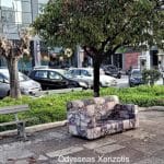 ΠΑΤΡΑ: Εβαλαν... καναπέ στην Πλατεία Πίνδου (σιγά μην έχουμε μόνο παγκάκια) - ΦΩΤΟ