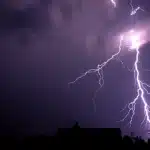 Μικροκεραυνοί και ηλεκτρισμένα σταγονίδια: Πώς ξεκίνησε η ζωή στη Γη
