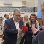 Δημήτρης Κουτσούμπας: Μοίρασε γαρύφαλλα στις δημοσιογράφους στη Βουλή για την Ημέρα της Γυναίκας