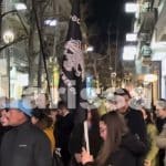 Λάρισα: Ρασοφόροι και ένθερμοι χριστιανοί διαδήλωσαν κατά της παράστασης του Χριστόφορου Ζαραλίκου