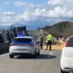 ΙΟΝΙΑ ΟΔΟΣ: "Δίπλωσε" νταλίκα - Στο οδόστρωμα το φορτίο - ΦΩΤΟ