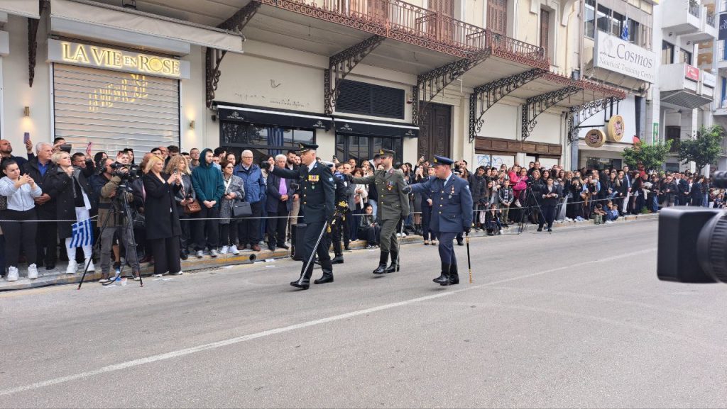 ΔΕΙΤΕ ΠΑΝΩ ΑΠΟ 250 ΦΩΤΟ ΚΑΙ ΒΙΝΤΕΟ: Η μεγάλη παρέλαση της Πάτρας για την Εθνική επέτειο