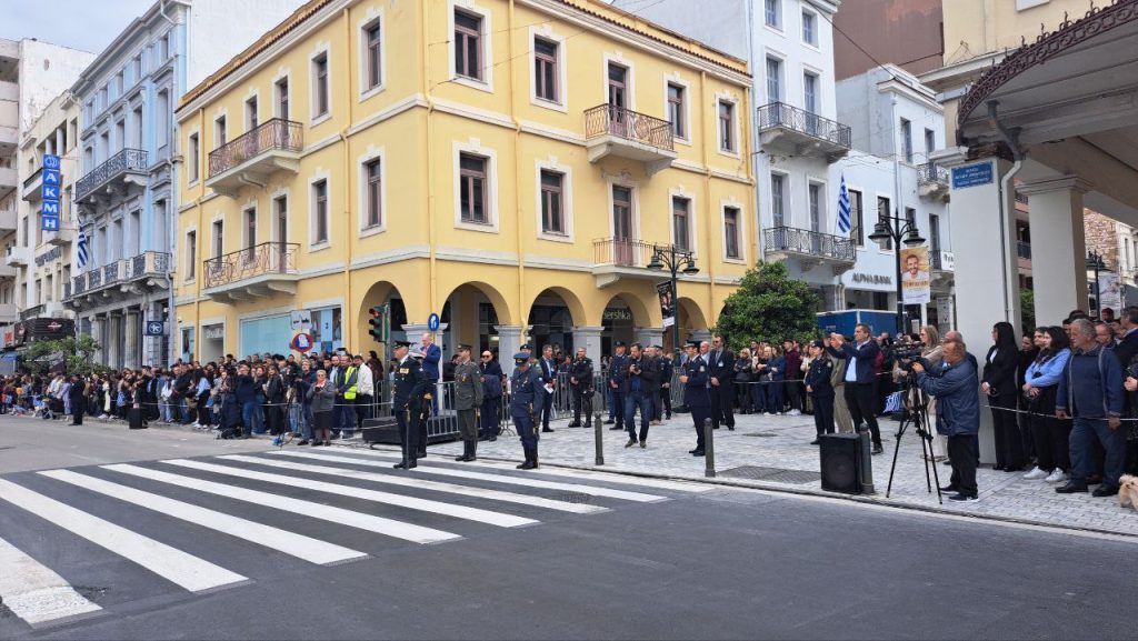 ΔΕΙΤΕ ΠΑΝΩ ΑΠΟ 250 ΦΩΤΟ ΚΑΙ ΒΙΝΤΕΟ: Η μεγάλη παρέλαση της Πάτρας για την Εθνική επέτειο