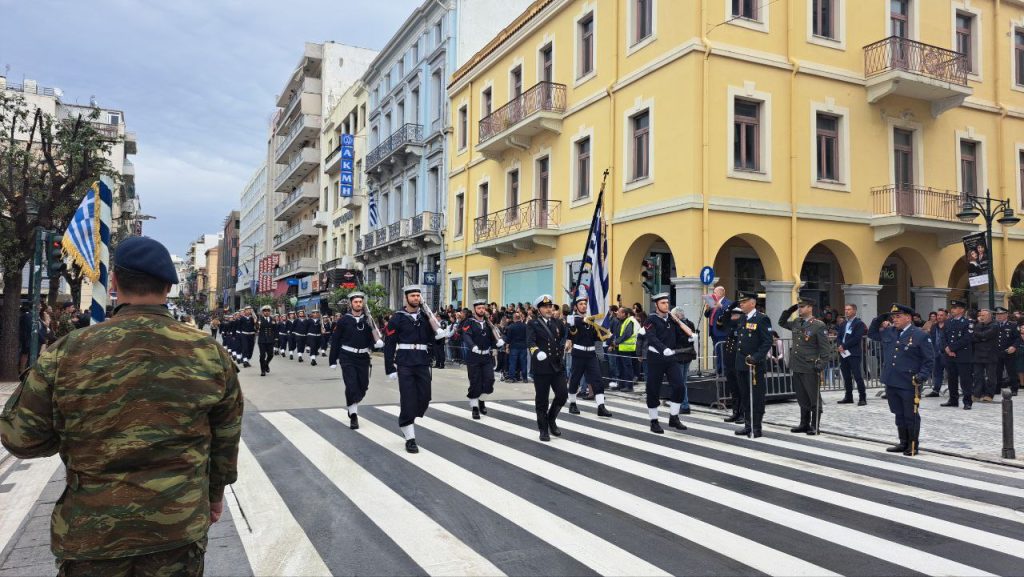 ΔΕΙΤΕ ΠΑΝΩ ΑΠΟ 250 ΦΩΤΟ ΚΑΙ ΒΙΝΤΕΟ: Η μεγάλη παρέλαση της Πάτρας για την Εθνική επέτειο