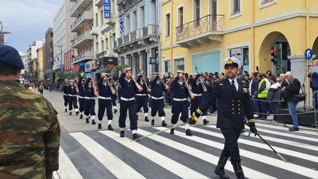 ΔΕΙΤΕ ΠΑΝΩ ΑΠΟ 250 ΦΩΤΟ ΚΑΙ ΒΙΝΤΕΟ: Η μεγάλη παρέλαση της Πάτρας για την Εθνική επέτειο